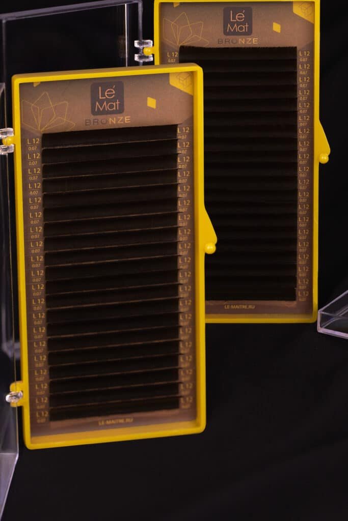 brown eyelashes in a brown set 2 trays